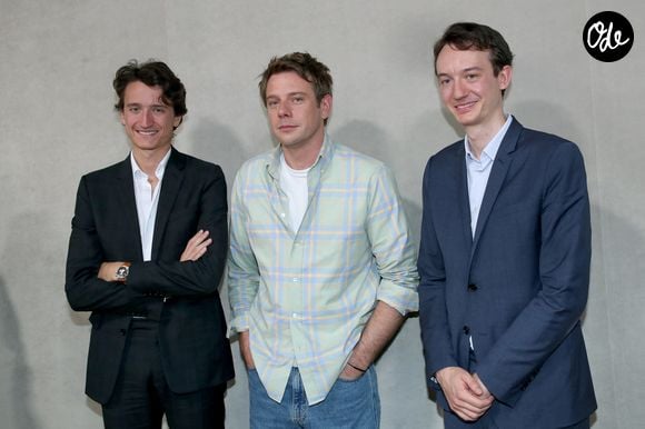 Jean Arnault (Directeur Général de Louis Vuitton Montres), Jonathan Anderson (Styliste Dior) et Frédéric Arnault posent à la suite du Défilé de mode Dior Homme, Collection Printemps / Été 2026, Front Row, dans le cadre de la Fashion Week de Paris, France, le 27 Juin 2025. © Olivier Borde / Bertrand Rindoff / Bestimage