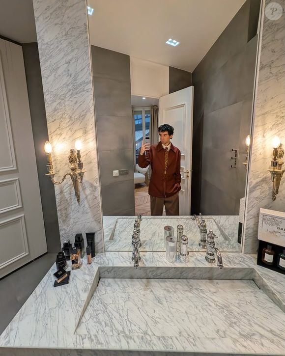 Lythan Cottaz, fils du pilote Didier Cottaz, présente son superbe appartement parisien.