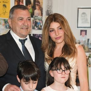 Exclusif - Jean-Marie Bigard, sa femme Lola Marois et leurs enfants Bella et Jules - Jean-Marie Bigard et Lola Marois lors de la cérémonie oecuménique à l'occasion du renouvellement de leurs voeux pour leur 10 ans de mariage. Le 27 mai 2021 © Coadic Guirec / Bestimage