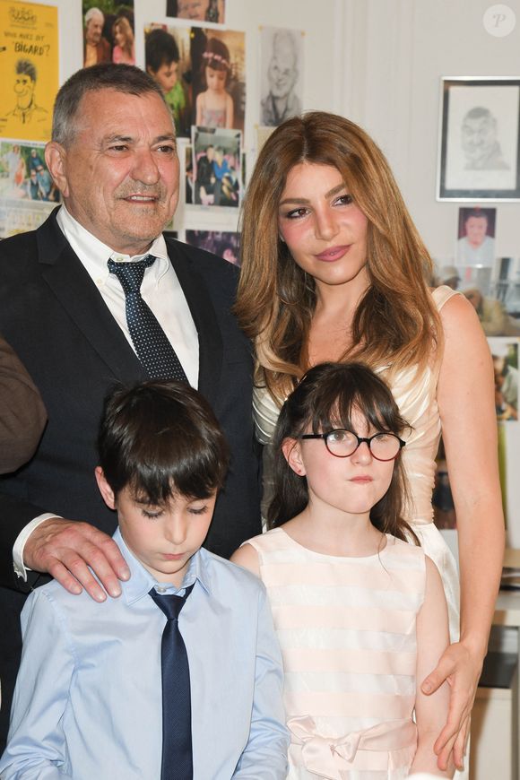 Exclusif - Jean-Marie Bigard, sa femme Lola Marois et leurs enfants Bella et Jules - Jean-Marie Bigard et Lola Marois lors de la cérémonie oecuménique à l'occasion du renouvellement de leurs voeux pour leur 10 ans de mariage. Le 27 mai 2021 © Coadic Guirec / Bestimage