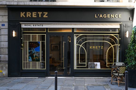 La famille Kretz, rendue célèbre par la série L'Agence diffusée sur Netflix, inaugure sa première agence immobilière physique à Paris, dotée de six pièces au 100 rue du Bac, dans le 7ème arrondissement de Paris, France, le 2 février 2026. © Lionel Urman/Bestimage