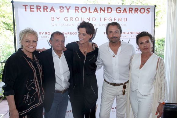 Exclusif - Muriel Robin, Édouard Nahum (Bijoutier), Anne Le Nen, Henri Leconte et sa compagne Maria Dowlatshahi -- Présentation du Collier " Terra by Roland Garros " créé par Anne Le Nen, Présidente de Ground Legend, au restaurant Laurent à Paris, France le 22 Mai 2026.

© Bertrand Rindoff/Bestimage