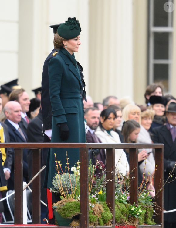 Ce jour-là, elle a visité le régiment des Irish Guards lors du défilé de la Saint-Patrick

Catherine (Kate) Middleton, princesse de Galles, colonel des Irish Guards, visite le régiment lors du défilé de la Saint-Patrick à la caserne Wellington de Londres, Royaume Uni, le 17 mars 2025. © Jonathan Buckmaster/MirrorPix/Bestimage