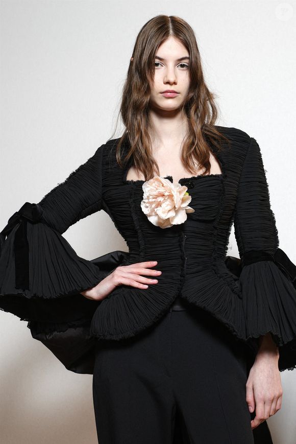 Coulisses du défilé Elie Saab "Collection Haute Couture Automne/Hiver 2025-2026" lors de la Fashion Week de Paris, le 9 juillet 2025 Backgrid USA / Bestimage



Pictured: Model
