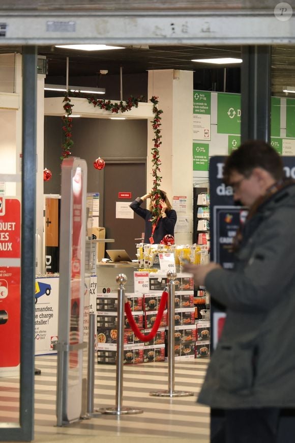 Le magasin Darty a été privatisé pour Angelina Jolie, de 22 heures à minuit, dans le cadre du tournage du film "Stitches" à Paris le 11 décembre 2024.