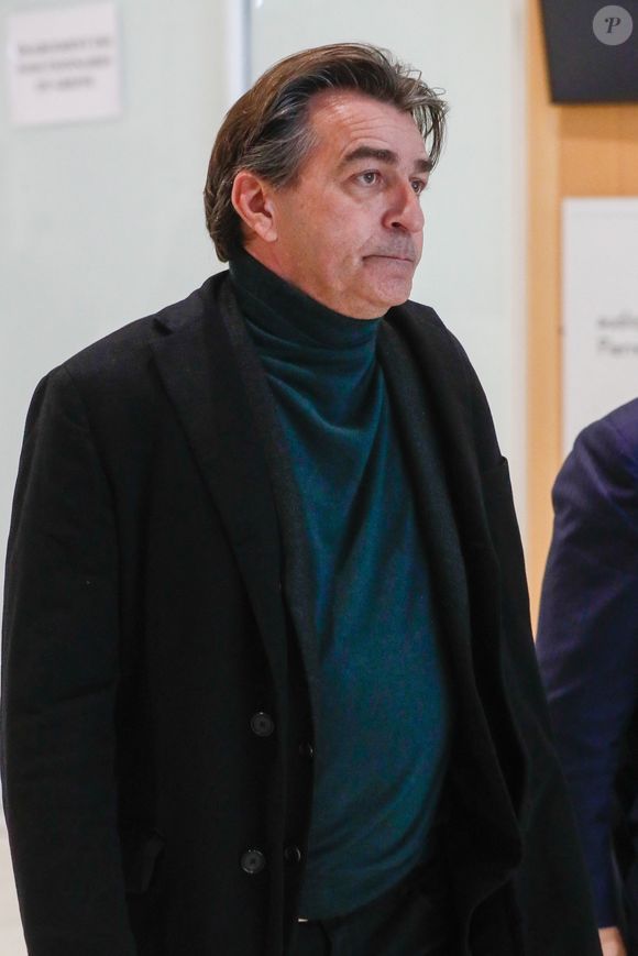 Le chef multi-étoilé a en effet mis fin aux journées de 10 heures, pour le bien être de ses employés, nous apprenait le "Parisien". 

Le chef cuisinier Yannick Alléno à la sortie de la salle d'audience - Mort d'Antoine Alléno (fils du chef cuisinier Yannick Alléno) en 2022 : Le chauffard (Francky D.) reconnu coupable d'homicide involontaire et condamné à 7 ans de prison assorties d’un mandat de dépôt différé, au tribunal correctionnel de Paris, France, le 28 novembre 2024. Franky D., 27 ans, était accusé d’avoir percuté Antoine Alléno, en mai 2022 à Paris. Sans permis, il était ivre au volant d’une puissante Audi volée. Il a été condamné pour homicide involontaire. © Christophe Clovis/Bestimage