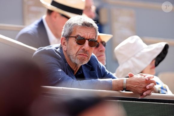 Michel Cymes dans les tribunes des Internationaux de France de tennis de Roland Garros 2024 à Paris, France, le 3 juin 2024. © Jacovides-Moreau/Bestimage