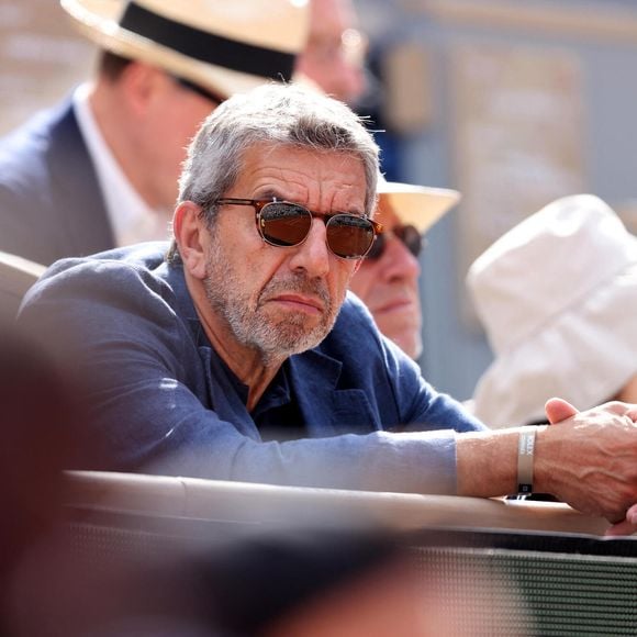 Michel Cymes dans les tribunes des Internationaux de France de tennis de Roland Garros 2024 à Paris, France, le 3 juin 2024. © Jacovides-Moreau/Bestimage