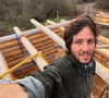 En 2025, le chanteur Vianney s'est lancé le défi un peu fou de construire de ses dix doigts une cabane au milieu des champs et de la forêt...

Selfie pris par Vianney sur son compte Instagram.