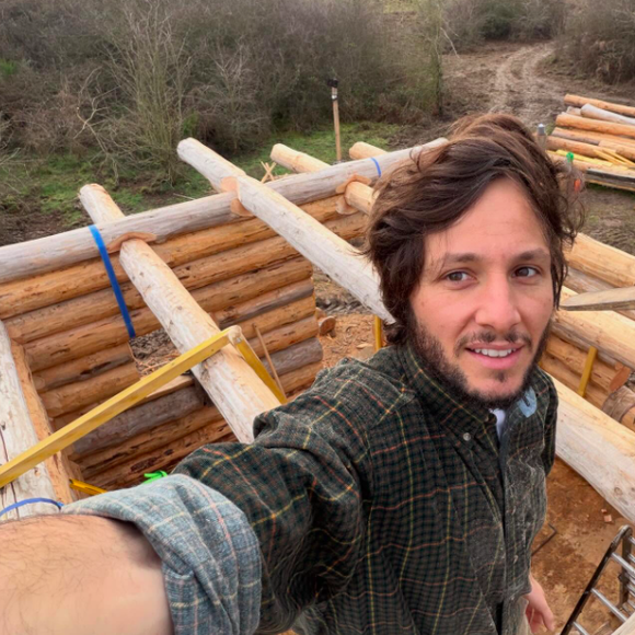 En 2025, le chanteur Vianney s'est lancé le défi un peu fou de construire de ses dix doigts une cabane au milieu des champs et de la forêt...

Selfie pris par Vianney sur son compte Instagram.