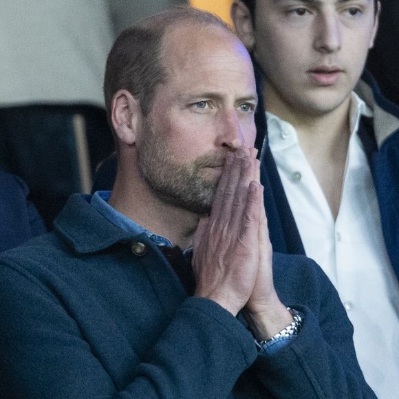 Le prince William, prince de Galles, et son fils, le prince George de Galles, assistent au match aller du quart de finale de Ligue des champions entre le PSG et Aston Villa (3-1) au Parc des Princes à Paris le 9 avril 2025. © Cyril Moreau/Bestimage