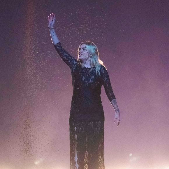Leur titre Hey Beautiful sort ce vendredi 23 mai, sur le prochain album du chanteur américain.
14 mai 2025, Bâle, Suisse : Louane, maman de France, se produit lors des répétitions générales avant la première demi-finale du 69e Concours Eurovision de la chanson, qui se tiendra à la St. Jakobshalle, le 13 mai 2025, à Bâle, en Suisse. (Crédit image : © Baden Roth/ZUMA Press Wire)