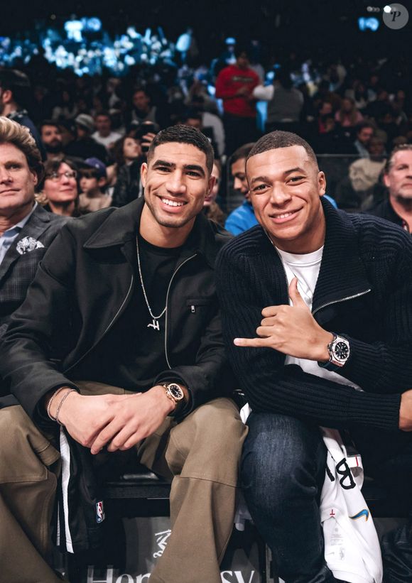 L’Équipe est revenue sur cette affaire et a notamment rapporté le témoignage de Kylian Mbappé, présenté comme un très bon ami d’Achraf Hakimi. 

Kylian Mbappé s'est rendu à New York lundi 2 janvier 2023 pour assister, en compagnie d'Achraf Hakimi, à un match des Brooklyn Nets. Le joueur du PSG a été ovationné par le public avant de se rendre dans le vestiaire. © Brooklyn Nets via Bestimage