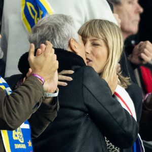 Nagui et sa femme Melanie Page s’embrassent tendrement -  Célébrités dans les tribunes du match de qualification de la Coupe du monde 2026 entre la France contre l'Ukraine (4-0) au Parc des Princes à Paris le 13 novembre 2025. © Cyril Moreau/Bestimage
