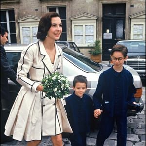 En 1987, Carole Bouquet et Francis Giacobetti devenaient parents de Louis.

Archives - Carole Bouquet et ses deux fils, Dimitri et Louis, le jour de son mariage avec Jacques Leibowitch en 1911. 

Agence / Bestimage