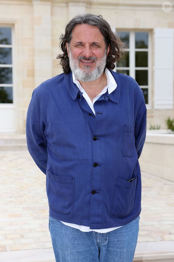Exclusif - Le producteur Olivier Delbosc au Château Grand- Puy Ducasse à Pauillac en Gironde, le 9 juillet 2024. - Festival International du Film en Médoc " Les Vendanges du 7ème Art" à Pauillac. © Jean-Marc Lhomer/Bestimage