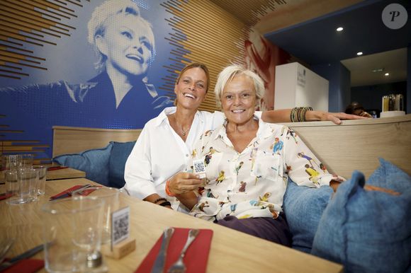 Le pain beurre confiture n'est qu'à 3 euros 50, et la soupe à l'oignon à 5 euros

Exclusif - Le restaurant "La cantine de Jo" est un concept soutenu par Muriel Robin et Anne Le Nen, à Nice, France, le 5 septembre 2025. Avec son restaurant, Jessica Nahon propose un concept original, inédit sur la Côte d'Azur. . Jessica Nahon précise même qu'Anne Le Nen est sa sœur de cœur. Prochaine étape, l'ouverture, dans les six mois à venir et dans la région d'abord, d'un autre établissement, La cantine de Jo étant appelée à devenir une franchise. Dans les tuyaux également, un service livraison, effectif d'ici le printemps prochain, avec, bien sûr, des livreurs écoresponsables. © Dylan Meiffret/Nice Matin/Bestimage