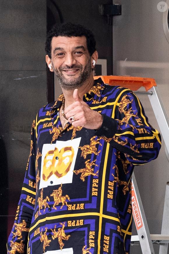 Exclusif - Ramzy Bedia est en tournage à Paris le 2 mars 2022. Agence / Bestimage