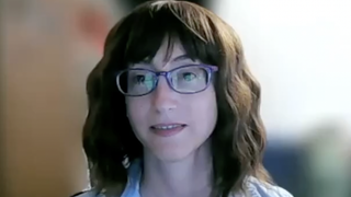 Freida McFadden (La Femme de ménage) vend des millions de livres mais on ne la voit jamais : elle explique sans détour la raison