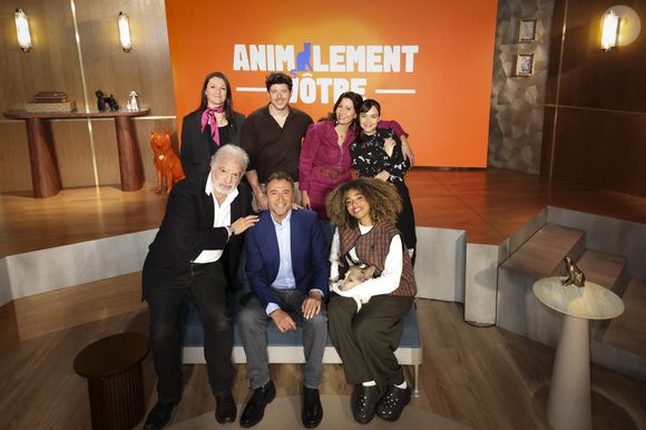 Exclusif - Maître Olivia Symniacos, Raphaël Mezrahi, Docteur Sylvain Hawawini, Docteur Farah Kesri, Bernard Montiel, Maître Graziella Dode,Oli et son chien Monday, lors de la présentation de l'équipe et du plateau de la nouvelle émission "Animalement Vôtre" présentée par Bernard Montiel et diffusée le dimanche 9 novembre dès 15.45 sur France 3, à Paris, France, le 13 octobre 2025. © Jack Tribeca/Bestimage