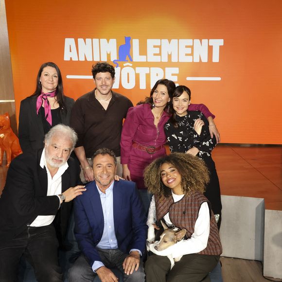 Exclusif - Maître Olivia Symniacos, Raphaël Mezrahi, Docteur Sylvain Hawawini, Docteur Farah Kesri, Bernard Montiel, Maître Graziella Dode,Oli et son chien Monday, lors de la présentation de l'équipe et du plateau de la nouvelle émission "Animalement Vôtre" présentée par Bernard Montiel et diffusée le dimanche 9 novembre dès 15.45 sur France 3, à Paris, France, le 13 octobre 2025. © Jack Tribeca/Bestimage
