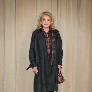 Catherine Deneuve au photocall de la soirée d'inauguration de la nouvelle résidence de la maison Roger Vivier au cœur de Saint-Germain-des-Prés à Paris lors de la fashion week le 2 octobre 2025.

© Lucia Sabatelli / Bestimage