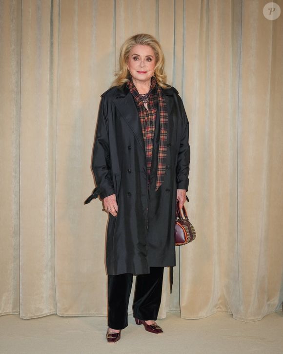 Catherine Deneuve au photocall de la soirée d'inauguration de la nouvelle résidence de la maison Roger Vivier au cœur de Saint-Germain-des-Prés à Paris lors de la fashion week le 2 octobre 2025.

© Lucia Sabatelli / Bestimage