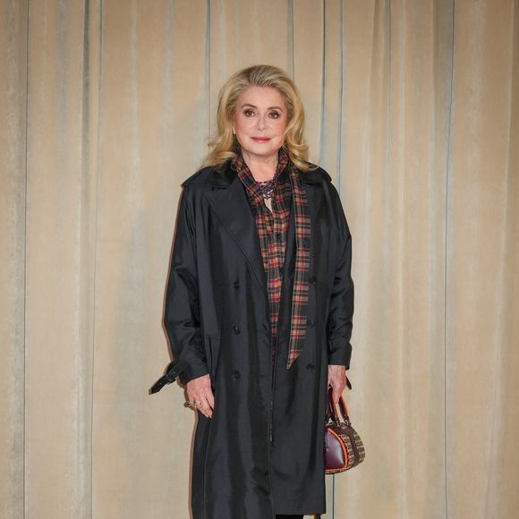 Catherine Deneuve au photocall de la soirée d'inauguration de la nouvelle résidence de la maison Roger Vivier au cœur de Saint-Germain-des-Prés à Paris lors de la fashion week le 2 octobre 2025.

© Lucia Sabatelli / Bestimage