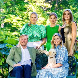 Le roi Willem-Alexander, la reine Maxima, la princesse Amalia, la princesse Alexia, la princesse Ariane et leur chien Mambo posent lors de la séance photo annuelle d'été au palais Huis Ten Bosch à La Haye. Photo by Backgrid USA / Bestimage