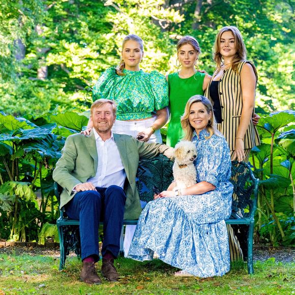 Le roi Willem-Alexander, la reine Maxima, la princesse Amalia, la princesse Alexia, la princesse Ariane et leur chien Mambo posent lors de la séance photo annuelle d'été au palais Huis Ten Bosch à La Haye. Photo by Backgrid USA / Bestimage