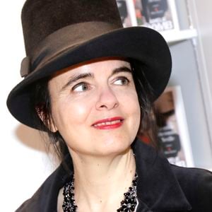 Cette routine, devenue emblématique, illustre la détermination qui accompagne son succès littéraire depuis plus de trente ans.

Amélie Nothomb - Le "33ème Salon du Livre" au parc des expositions de la porte de Versailles à Paris. © Cédric Perrin/Bestimage
