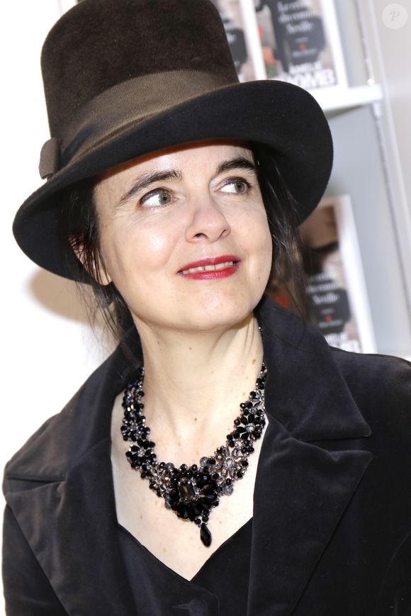 Cette routine, devenue emblématique, illustre la détermination qui accompagne son succès littéraire depuis plus de trente ans.

Amélie Nothomb - Le "33ème Salon du Livre" au parc des expositions de la porte de Versailles à Paris. © Cédric Perrin/Bestimage