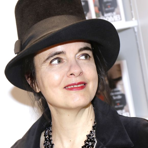 Cette routine, devenue emblématique, illustre la détermination qui accompagne son succès littéraire depuis plus de trente ans.

Amélie Nothomb - Le "33ème Salon du Livre" au parc des expositions de la porte de Versailles à Paris. © Cédric Perrin/Bestimage