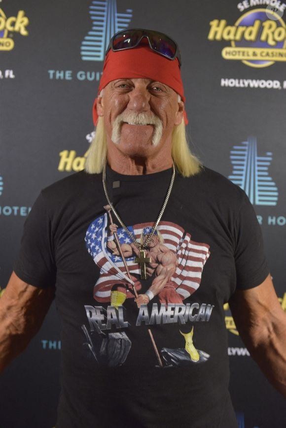 Il est mort des suites d’un arrêt cardiaque, comme l’a révélé "TMZ Sports".

Rétro - Décès de Hulk Hogan star du catch - Hollywood, FL  - WWE Hall of Fame Wrestler Hulk Hogan attends the Launch of his 'Real American Beer' at The Guitar Hotel at Seminole Hard Rock Hotel & Casino Hollywood, Florida.



Backgrid USA / Bestimage