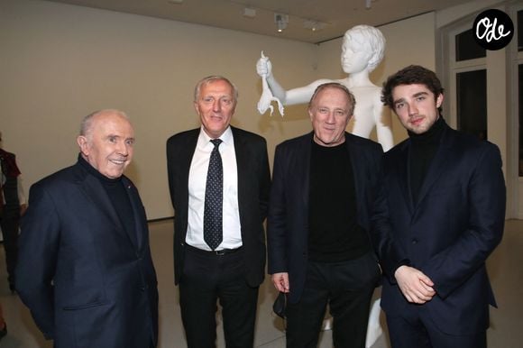 La scolarité de François Pinault a parfois été difficile, notamment au lycée Saint-Martin de Rennes où il a été moqué

François Pinault, ses fils Dominique Pinault et François-Henri Pinault, et son petit-fils François Pinault Jr. - Vernissage de l'exposition de la Collection François Pinault du Sculpteur Charles Ray à la Bourse du Commerce à Paris, France, le 15 Février 2022. © Bertrand Rindoff/Bestimage