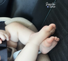 La comédienne a ensuite publié un cliché des pieds de son bébé dans son siège auto, accompagné de la légende "KO technique".

Capture du compte Instagram de Flavie Péan, le 9 juillet 2026.
