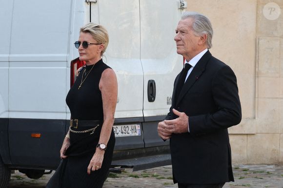 Sophie Davant et son compagnon William Leymergie - Arrivées aux obsèques de Philippe Labro en l'église de Saint-Germain-des-Prés à Paris le 13 juin 2025. © Dominique Jacovides - Christophe Clovis / Bestimage