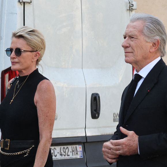 Sophie Davant et son compagnon William Leymergie - Arrivées aux obsèques de Philippe Labro en l'église de Saint-Germain-des-Prés à Paris le 13 juin 2025. © Dominique Jacovides - Christophe Clovis / Bestimage