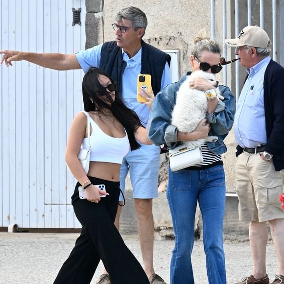 Exclusif - Prix spécial - No Web - Laeticia Hallyday et sa fille Joy -  Laeticia Hallyday sort d'un déjeuner en famille à Marseillan le 2 juillet 2024.
Laeticia Hallyday et ses filles Jade et Joy (qui résident depuis quelques jours dans la propriété familiale du Cap-d'Ail) ont déjeuné à Marseillan  avec Elyette Boudou "Mamie Rock" (qui fêtera ses 89 ans le 5 juillet prochain), accompagné de son père André Boudou et sa fille Alcéa (demi soeur de Laeticia). Toute la famille est allée déjeuner à la crêperie "La Maison de Camille" à Marseillan.

--- Pour infos voir vendeur ---