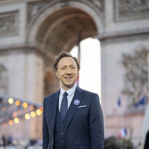 Exclusif - Stéphane Bern - Emission "Le concert pour la paix" sur les Champs-Elysées à Paris, retransmis en direct sur France 2, le 8 mai 2025. © Christophe Clovis - Pierre Perusseau / Bestimage