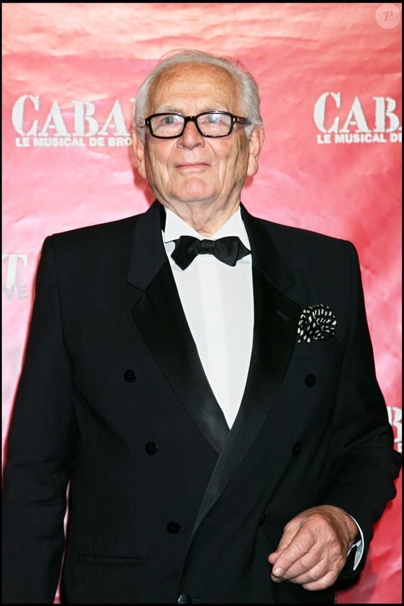Une région qui attire touristes et célébrités. Le couturier Français Pierre Cardin avait d'ailleurs racheté et rénové une partie du village provençal où le couple s'est marié. 


Pierre Cardin lors de la première du spectacle "Cabaret" aux Folies Bergère. Crédit photo : OLIVIER BORDE / BESTIMAGE