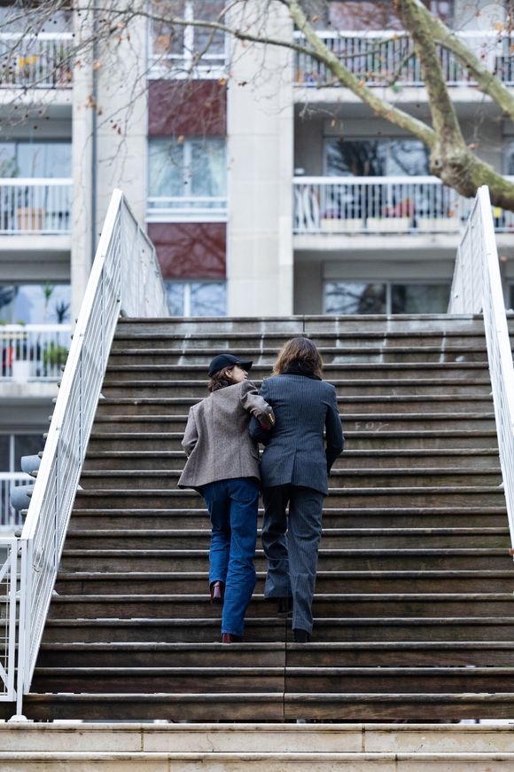 Lou Doillon et Charlotte Gaisnbourg - Inauguration de la passerelle Jane Birkin devant les 41-43 quai de Valmy à Paris le 13 décembre 2025. © Cyril Moreau / Bestimage