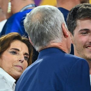 Didier DESCHAMPS, sélectionneur de l'équipe de France, en compagnie de son épouse Claude DESCHAMPS et de son fils Dylan DESCHAMPS, lors du match de la Coupe du monde de la FIFA, groupe D, opposant la France au Danemark au Stadium 974, le 26 novembre 2022 à Doha, au Qatar. (Photo : Anthony Dibon/Icon Sport/ABACAPRESS.COM)