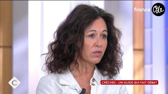 Interrogée sur son père, Jean-Jacques Goldman, elle a affirmé qu'il était avant tout un père à ses yeux.

Caroline Goldman sur le plateau de "C à vous la suite".
