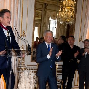Didier Reynders (Vice-Premier Ministre et Ministre des Affaires étrangères), Michel Drucker, François Pirette, Salvatore Adamo, Eddy Merckx, Jacky Ickx - Michel Drucker élevé au rang de commandeur de l'Ordre de la Couronne lors d'une cérémonie qui a eu lieu au palais d'Egmont à Bruxelles le 27 juin 2014
Frederic Andrieu / Bestimage