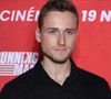 Le jeune artiste a déclaré qu'il ne pouvait pas sortir "de son tant que le gagnant n'a pas sorti son son".

 que le Théo L. lors de la première de "Running Man" au cinéma UGC Ciné Cité Bercy à Paris, le 3 novembre 2025.

Photo : Denis Guignebourg / Bestimage