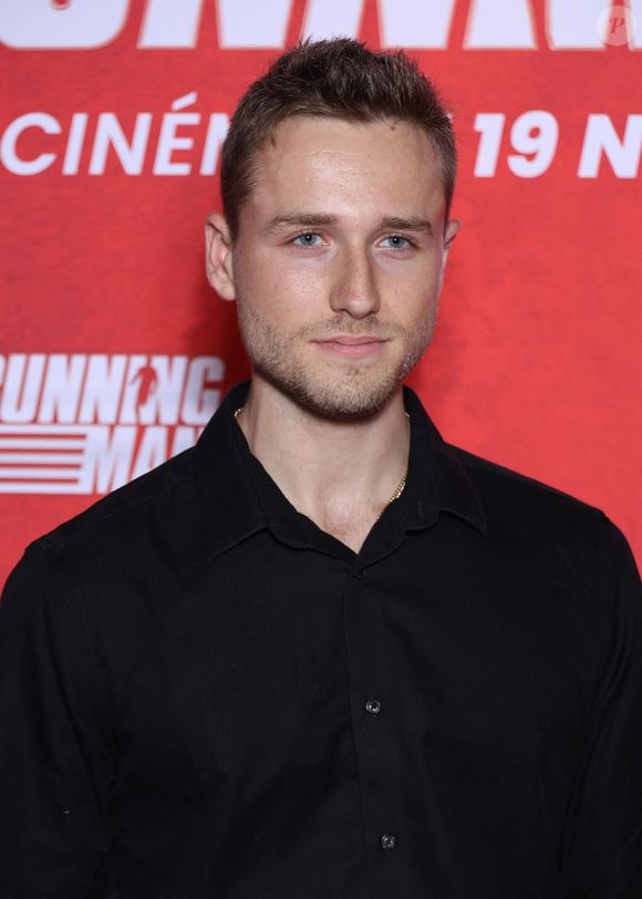 Le jeune artiste a déclaré qu'il ne pouvait pas sortir "de son tant que le gagnant n'a pas sorti son son".

 que le Théo L. lors de la première de "Running Man" au cinéma UGC Ciné Cité Bercy à Paris, le 3 novembre 2025.

Photo : Denis Guignebourg / Bestimage