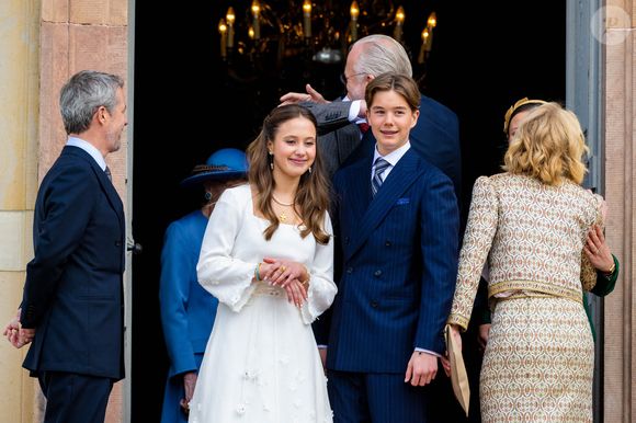 La famille royale danoise célébrait la confirmation des jumeaux Vincent et Josephine.

Fredensborg, DANEMARK Le roi Frederik de Danemark, la reine Mary de Danemark, le prince héritier Christian, la princesse Isabella de Danemark, le prince Vincent de Danemark, la princesse Josephine de Danemark et la reine Margrethe de Danemark, lors de la confirmation des jumeaux à l'église du palais de Fredensborg au Danemark. Photo par Backgrid USA / Bestimage