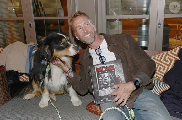 Philippe Caverivière avec son chien Virgil - Vernissage de l'exposition photos et du livre "La Boxe fait son cinéma" à l'hôtel Brach à Paris le 23 Septembre 2025. Ces clichés rendent hommage à plus de cinquante acteurs immortalisés dans des scènes où le noble art rencontre le 7ème art. © Christophe Aubert via Bestimage