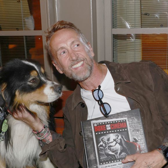 Philippe Caverivière avec son chien Virgil - Vernissage de l'exposition photos et du livre "La Boxe fait son cinéma" à l'hôtel Brach à Paris le 23 Septembre 2025. Ces clichés rendent hommage à plus de cinquante acteurs immortalisés dans des scènes où le noble art rencontre le 7ème art. © Christophe Aubert via Bestimage